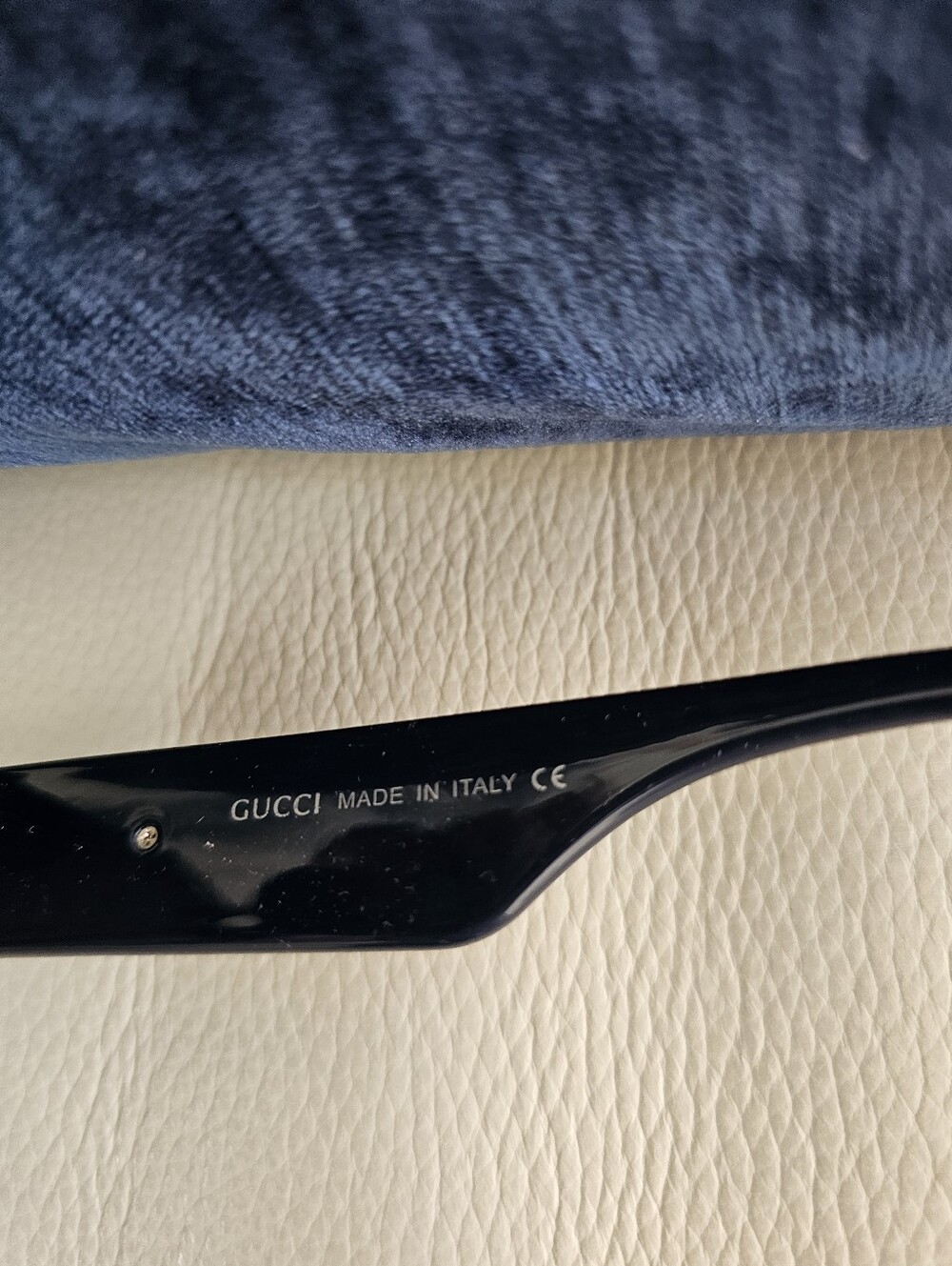 Gucci Black Frame Sunglasses with Gradient Purple Lenses - Picture 4 of 5